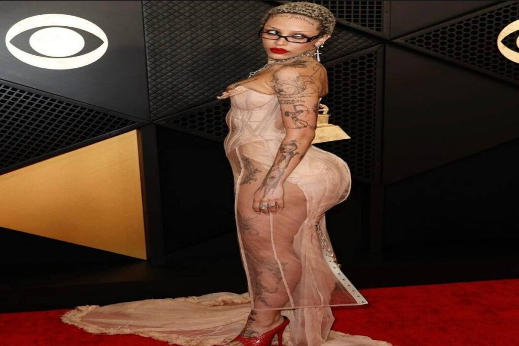 A picture of Doja Cat from the Grammys red carpet