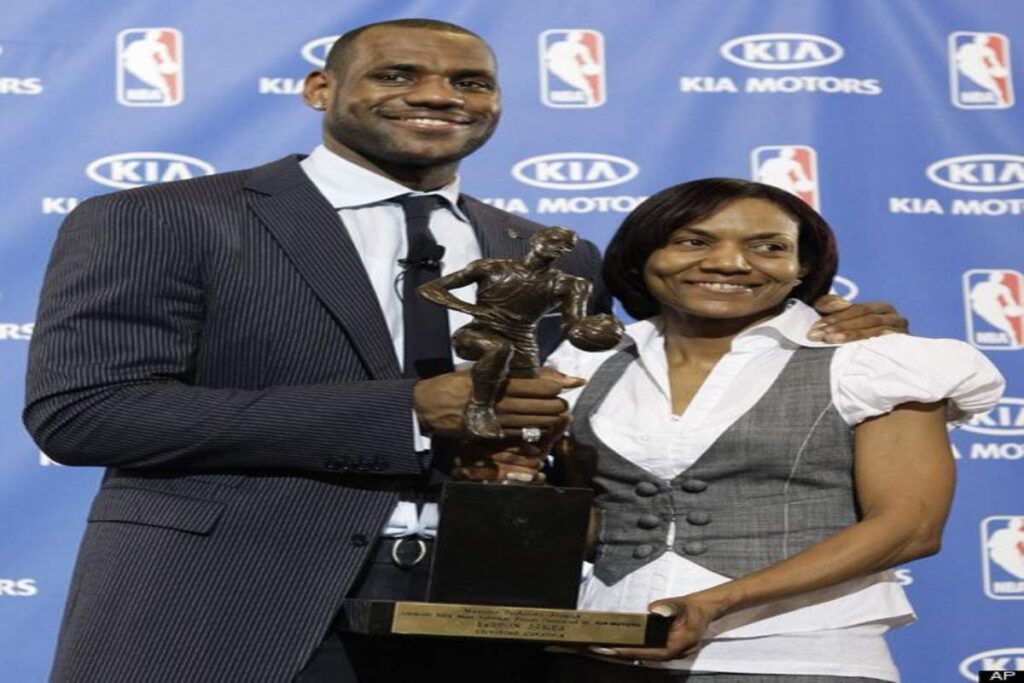 A Picture of LeBron James and His Mum, Gloria James