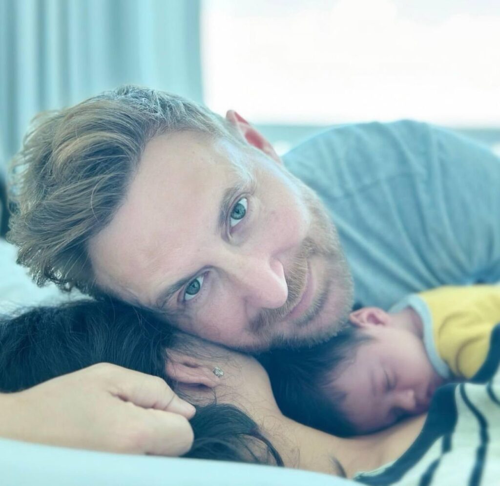 A picture of David Guetta, Jessica Ledon and their newborn