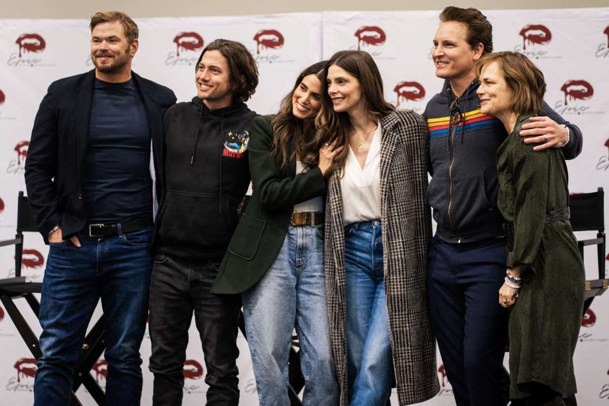 Twilight Cast Strikes a 'Fam-tastic' Pose at Epic Cons Chicago ...