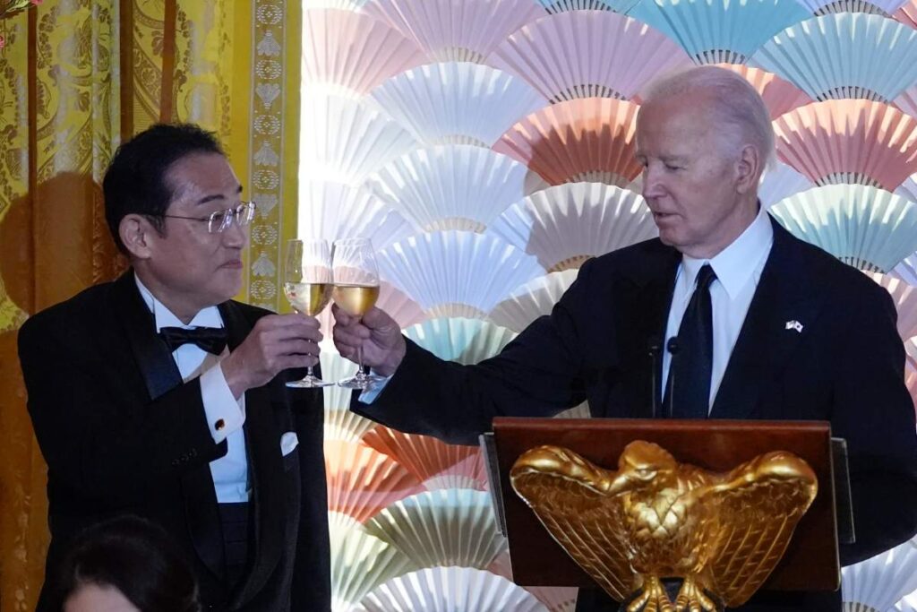 A Picture of Biden and Kishida at the White House state diner