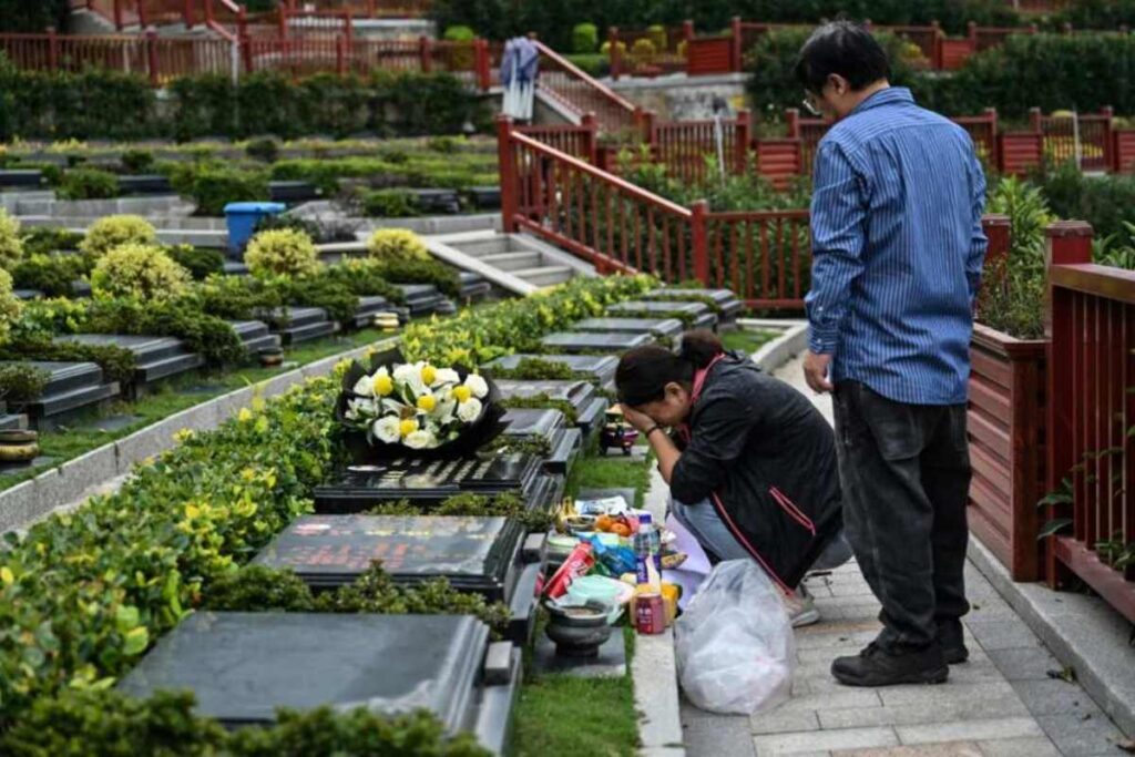 A Picture of Mourners at the Gravestone