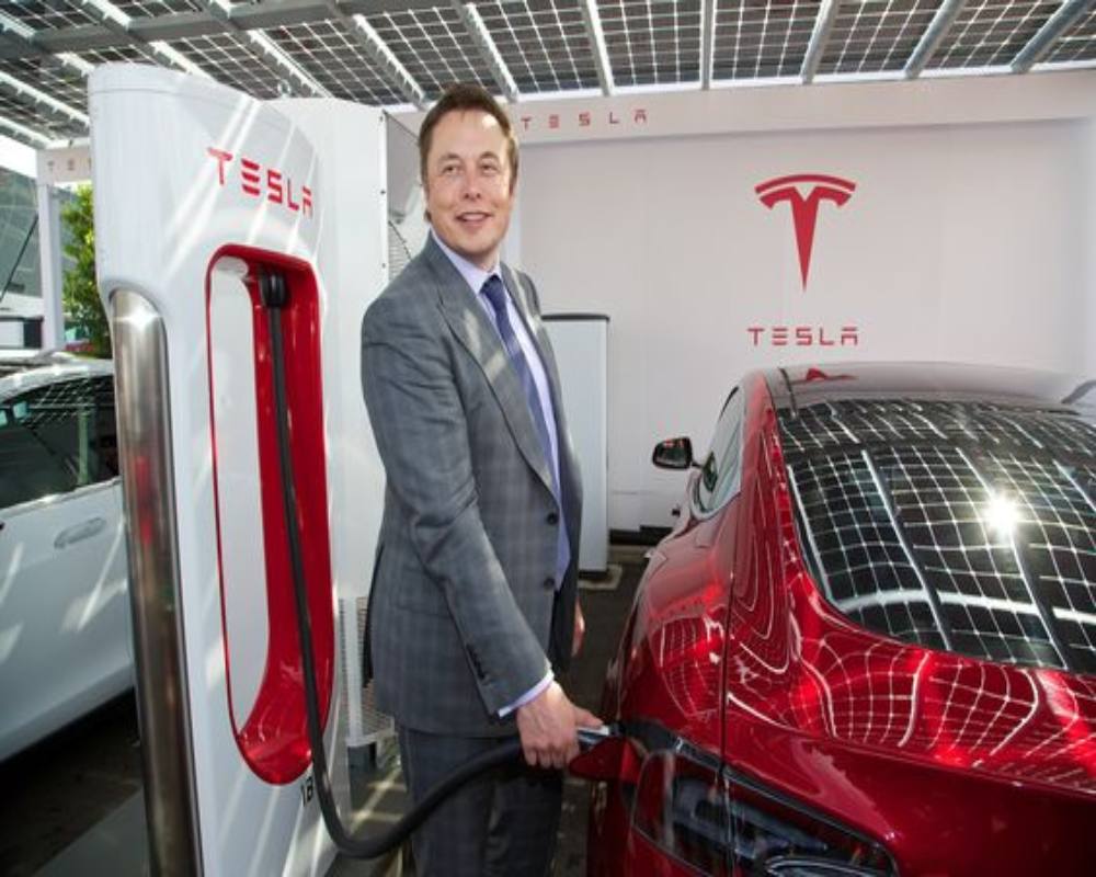 A picture of Elon Musk Fueling his Tesla car in his fueling station