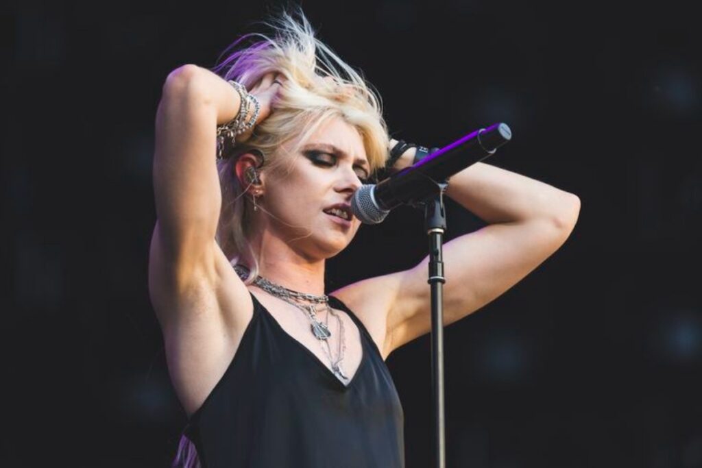 A picture showing Momsen singing