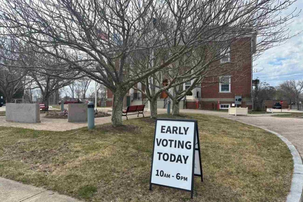 A Picture of an Early Voting Sign