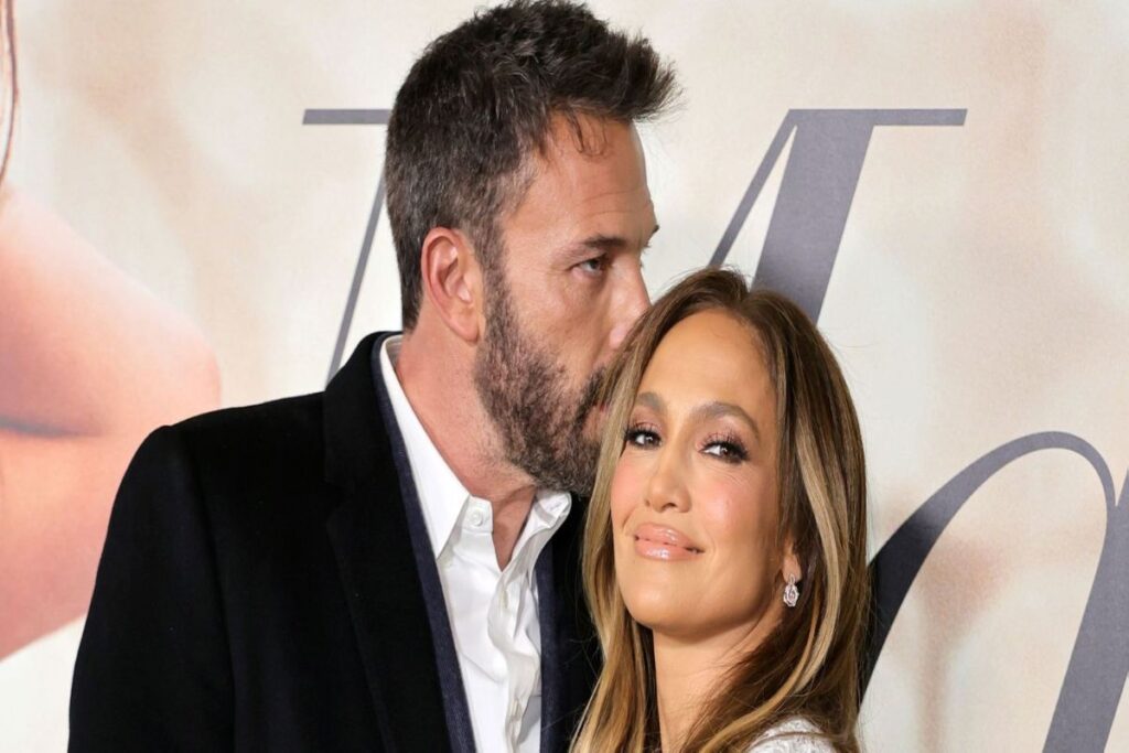 A Picture of Jennifer Lopez and Ben Affleck Kissing