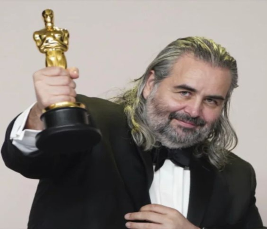 A picture of Hoyte Van Hoytema with his award