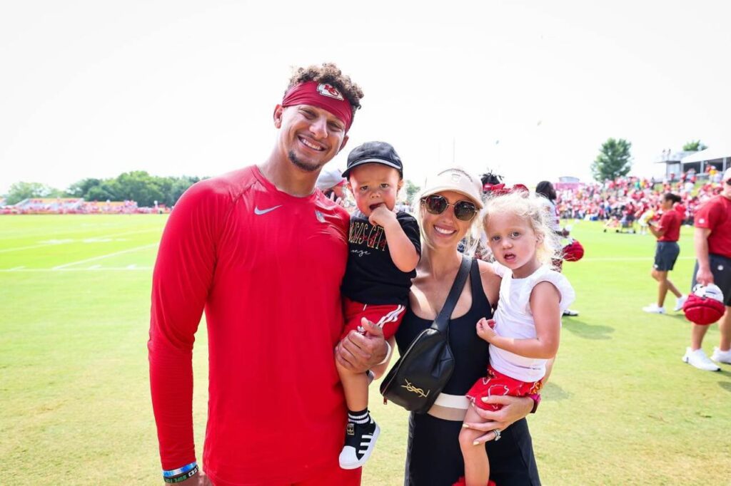 A Picture of Brittany Mahomes and family