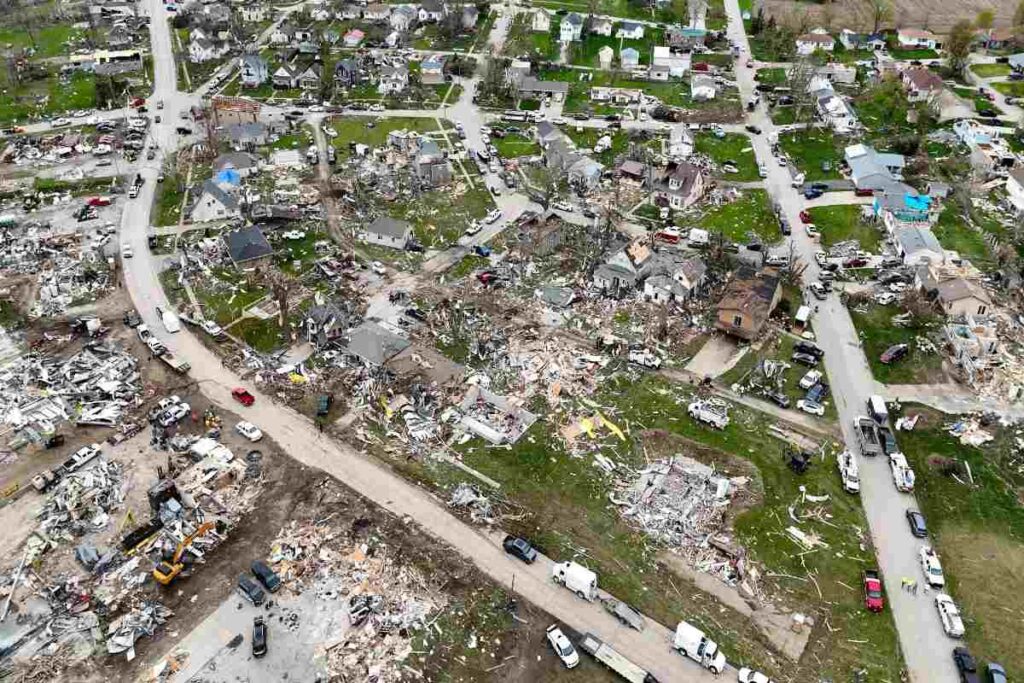 A Picture of Iowa Tornado Wreckage