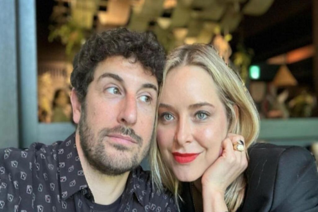 A Picture of Jason Biggs and Jenny Mollen