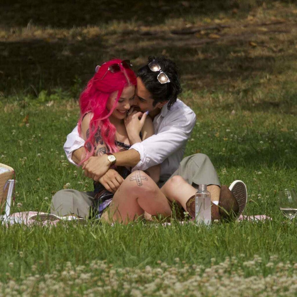 Halsey and her boyfriend packing on the PDA on a picnic