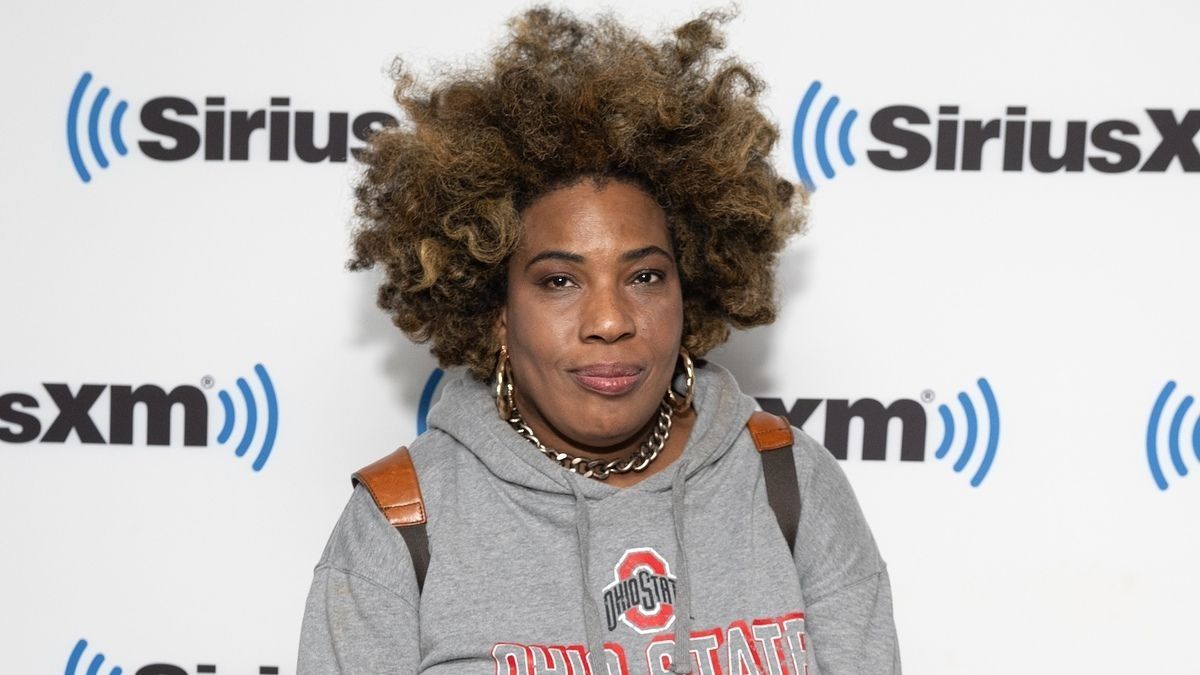 Macy Gray in a sweatshirt