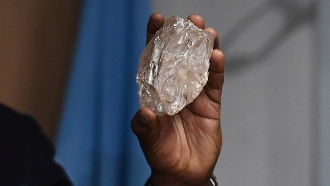 An official holding up the 2492-carat diamond