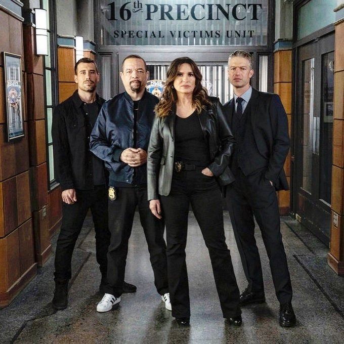 Ice-T posing with other stars of Law and Order: SVU