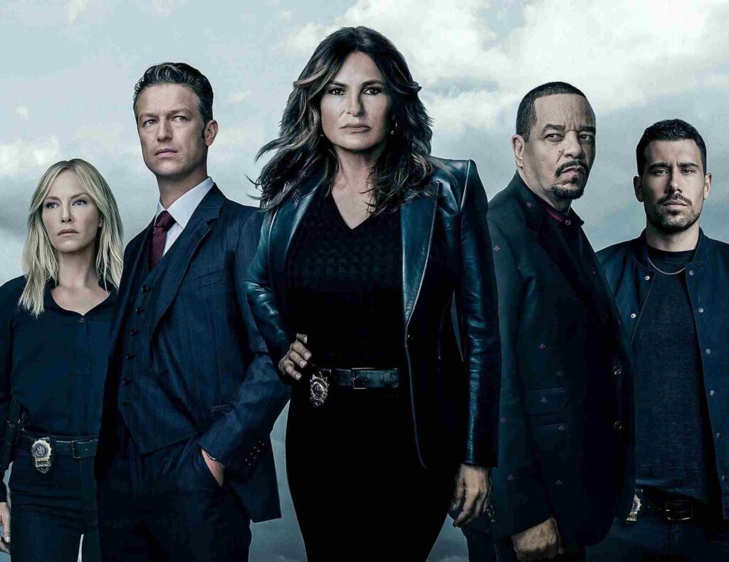 Ice-T posing with other stars of Law and Order: SVU