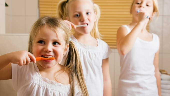 Kids brushing their teeth