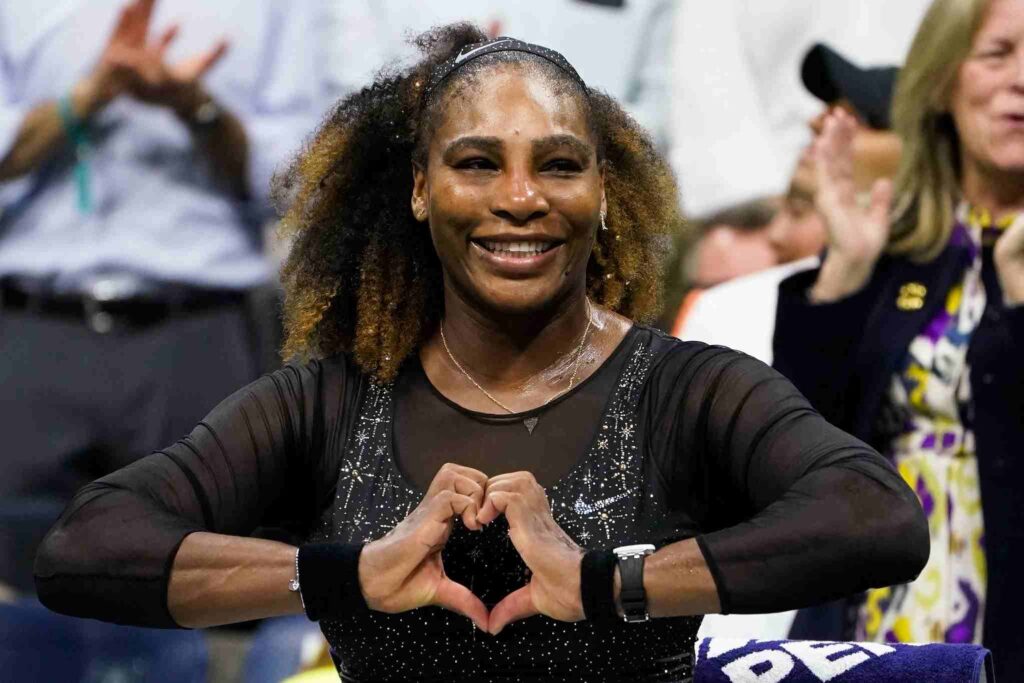 Serena Williams make the heart signs with her hands 