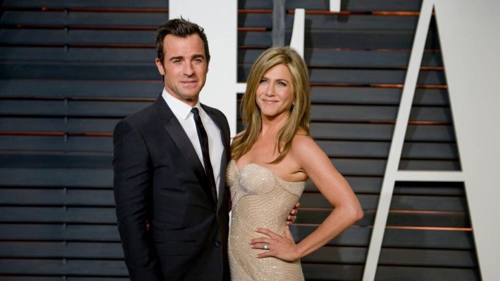 Justin Theroux posing with Jennifer Aniston