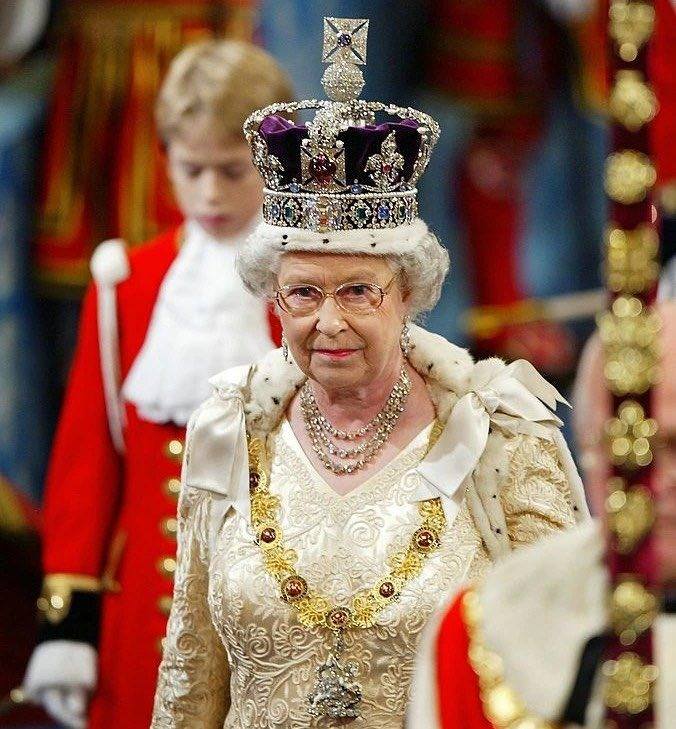 The late Queen Elizabeth wearing the crown embedded with a piece of the Cullinan