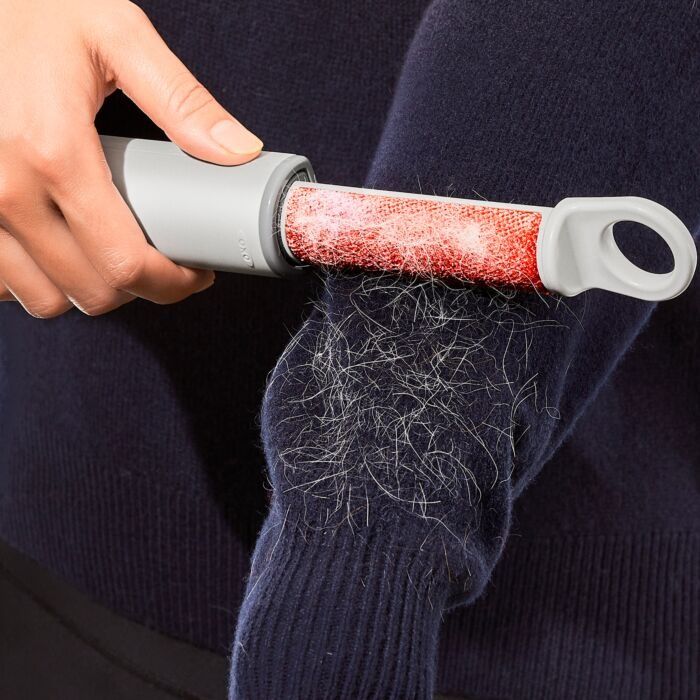 A Lint roller in action