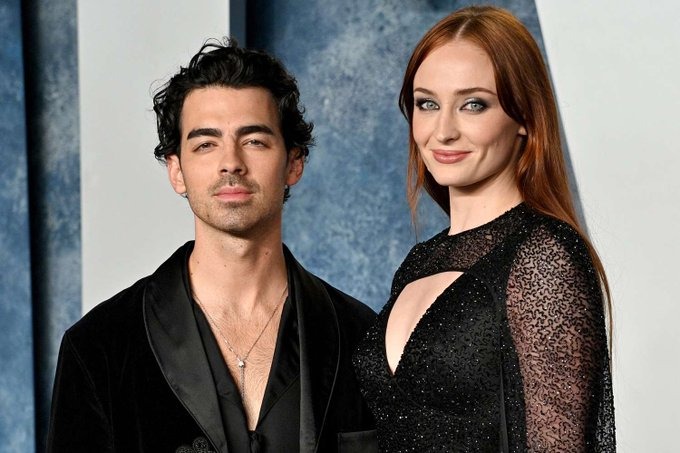 Joe Jonas and Sophie Turner posing for the camera