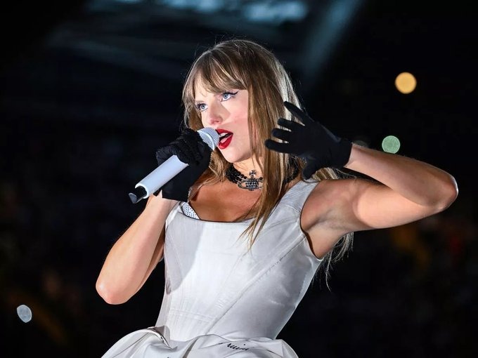 Taylor Swift performing in Cardiff