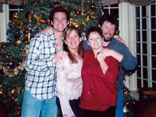 Jim Carrey posing with his siblings