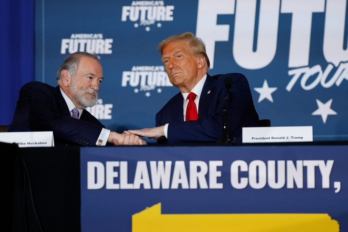 Mike Huckabee shaking hands with Trump