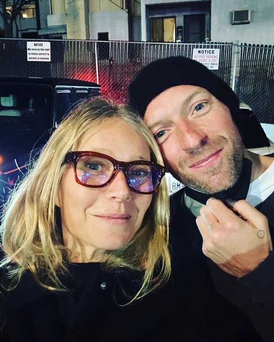 Gwyneth Paltrow posing with Chris Martin