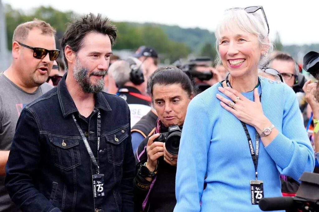 Keanu Reeves with his girlfriend surrounded by people